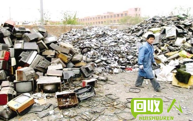 福州市民集体清理废铁 赚取垃圾“新财源” 福州收废铁